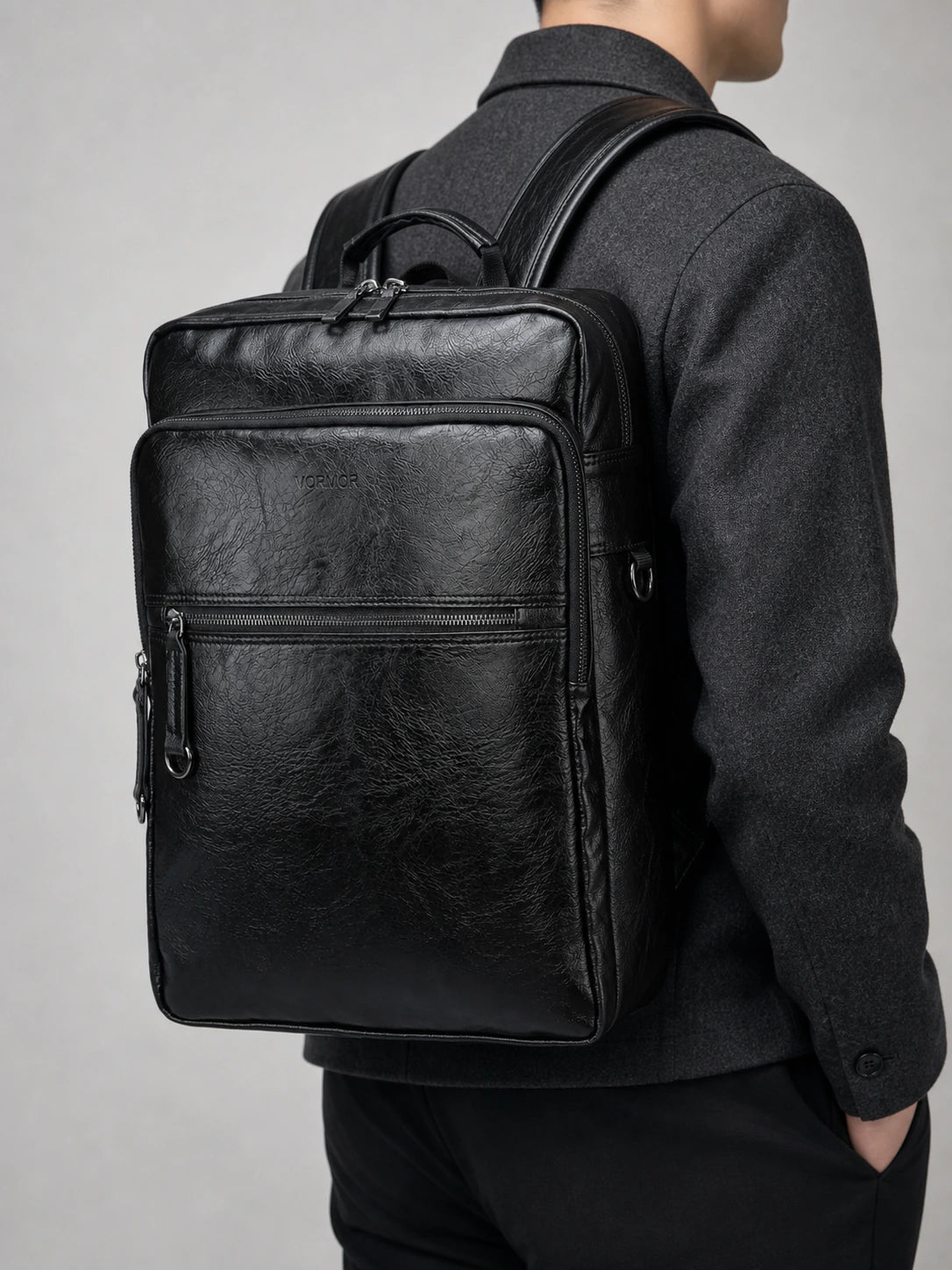 Sac à dos cuir 15 pouces business homme porté en studio - Aurean Paris - source inputs