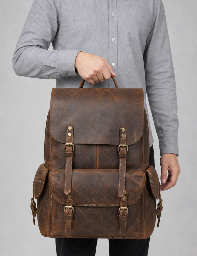 Sac à dos cuir 15 pouces voyage vintage homme porté à la main en studio - Aurean Paris - source inputs