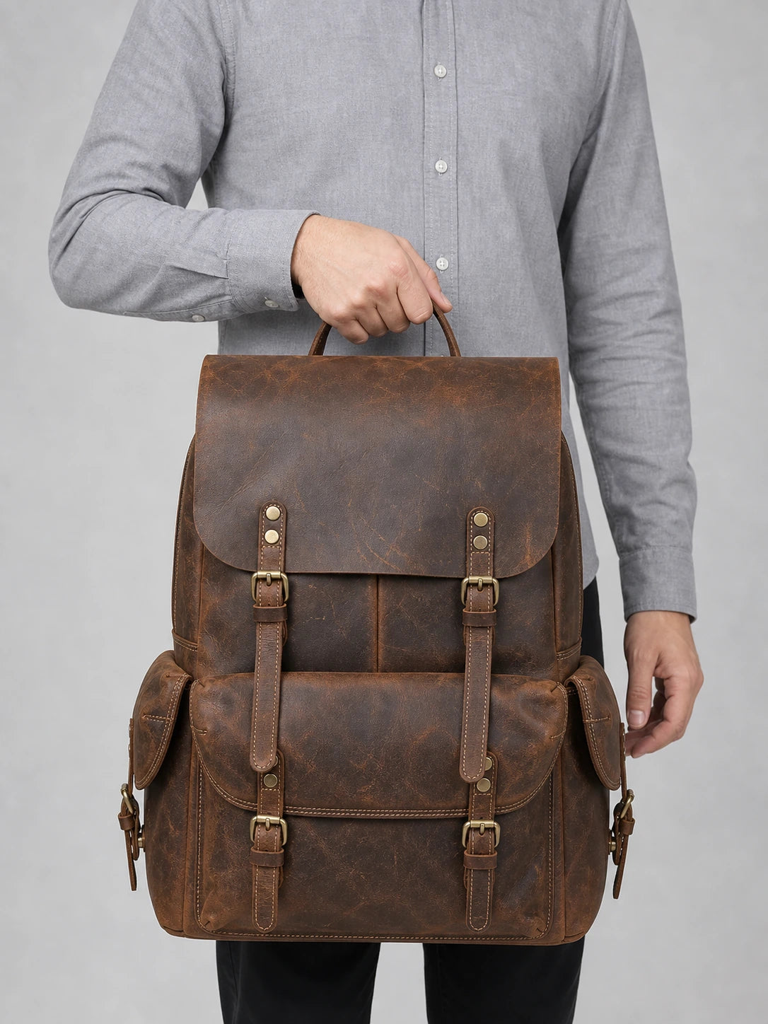 Sac à dos cuir 15 pouces voyage vintage homme porté à la main en studio - Aurean Paris - source inputs