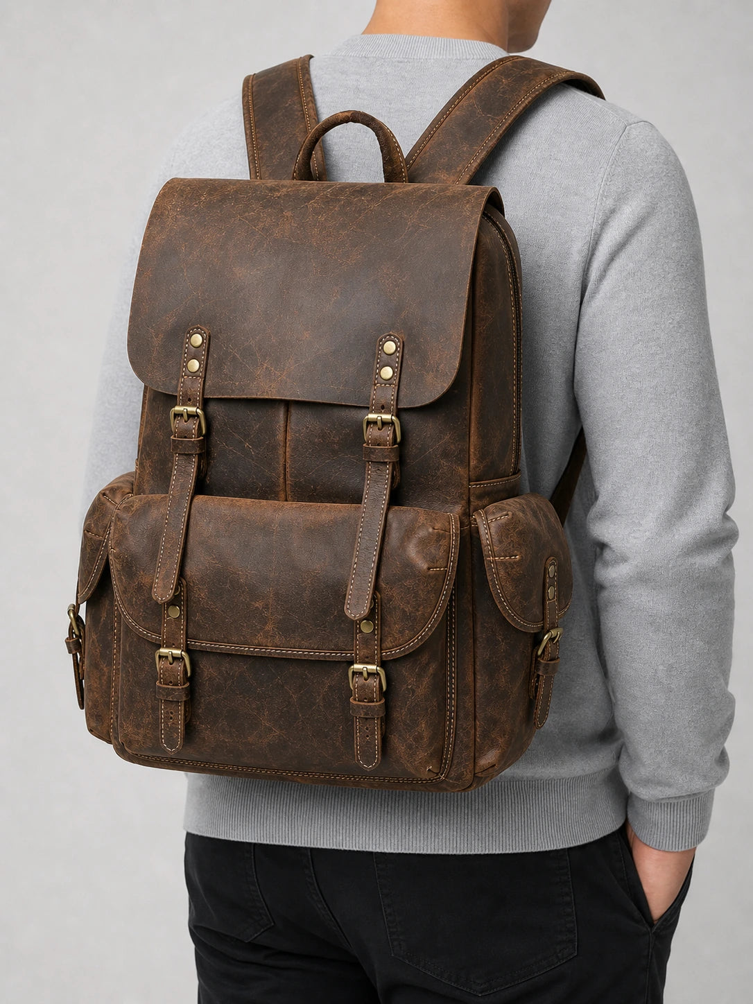 Sac à dos cuir 15 pouces voyage vintage homme porté en studio - Aurean Paris - source inputs