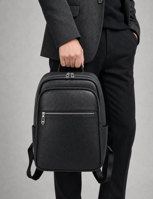 Sac à dos cuir bureau professionnel élégant porté à la main en studio - Aurean Paris - source inputs