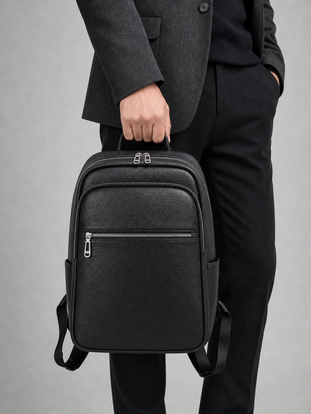 Sac à dos cuir bureau professionnel élégant porté à la main en studio - Aurean Paris - source inputs