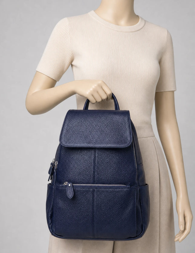 Sac à dos cuir compact femme élégant porté à la main en studio - Aurean Paris - source inputs