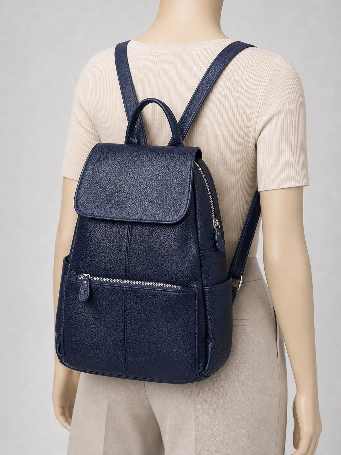 Sac à dos cuir compact femme élégant porté en studio - Aurean Paris - source inputs