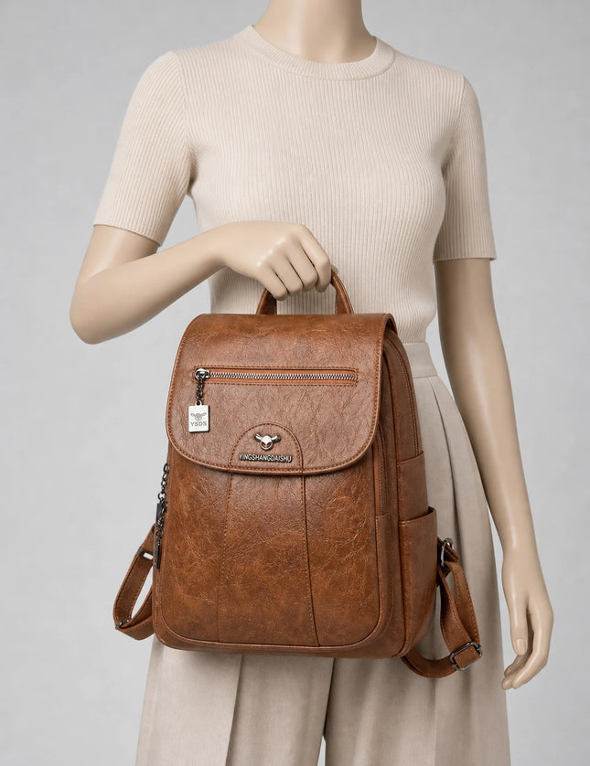 Sac à dos cuir femme élégant compact quotidien porté à la main en studio - Aurean Paris - source inputs