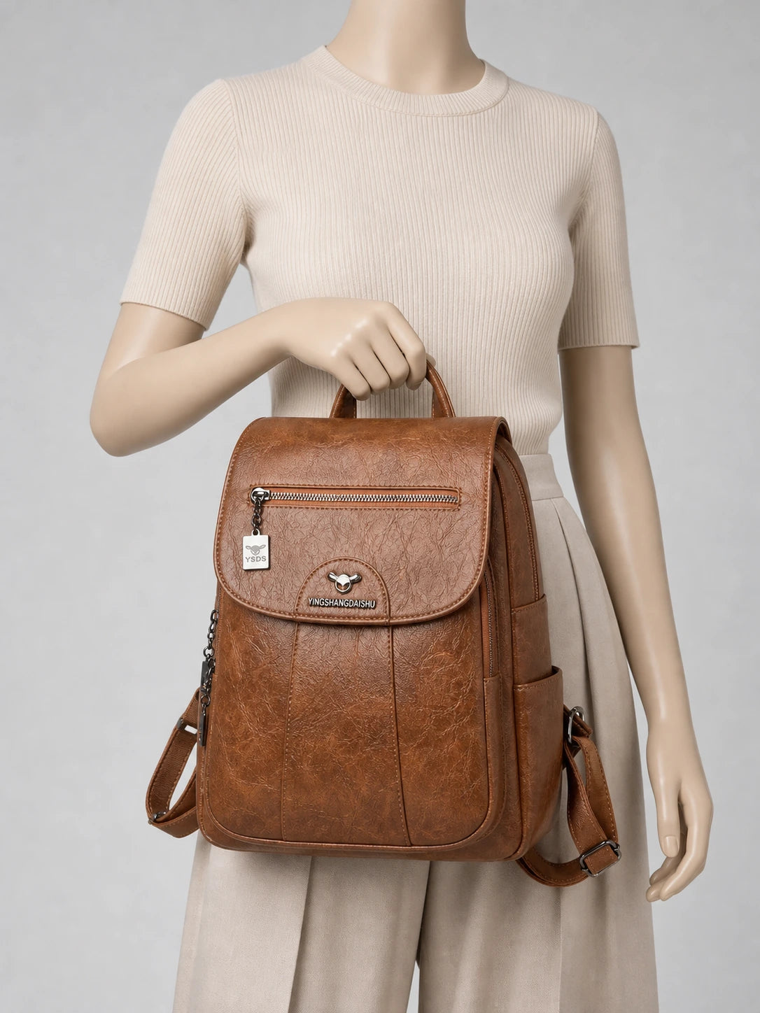 Sac à dos cuir femme élégant compact quotidien porté à la main en studio - Aurean Paris - source inputs