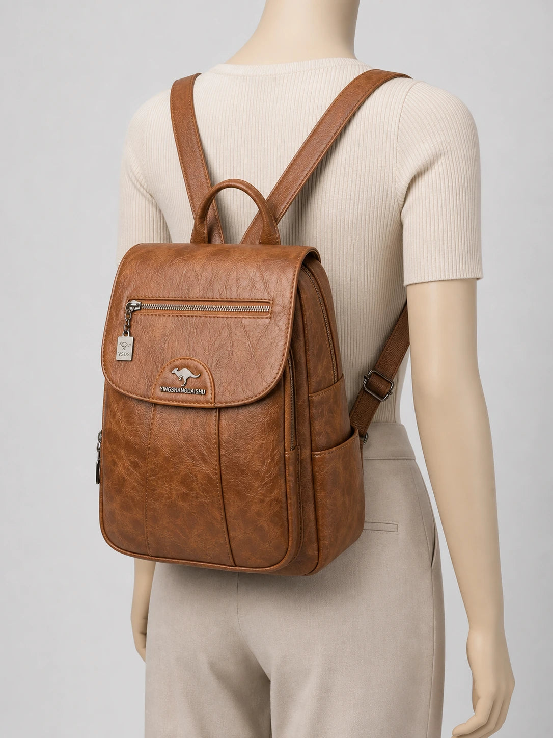 Sac à dos cuir femme élégant compact quotidien porté en studio - Aurean Paris - source inputs
