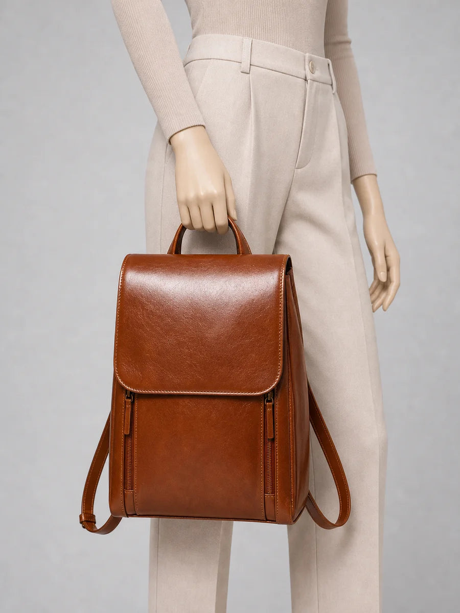 Sac à dos cuir femme élégant grande capacité porté à la main en studio - Aurean Paris - Admin refs