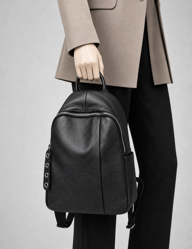 Sac à dos cuir femme élégant quotidien porté à la main en studio - Aurean Paris - source inputs