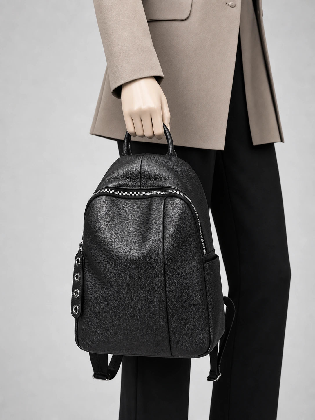 Sac à dos cuir femme élégant quotidien porté à la main en studio - Aurean Paris - source inputs
