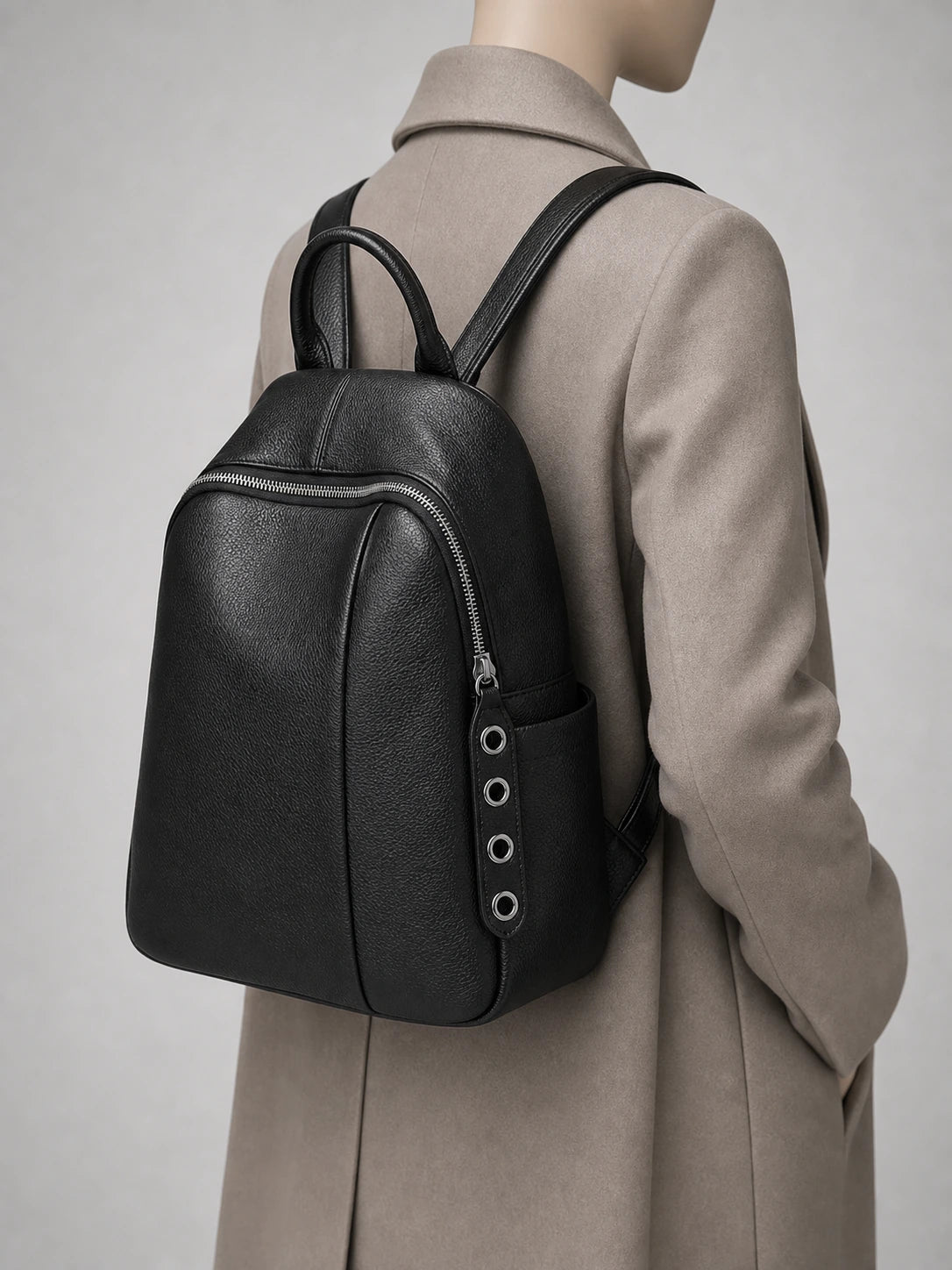 Sac à dos cuir femme élégant quotidien porté en studio - Aurean Paris - source inputs
