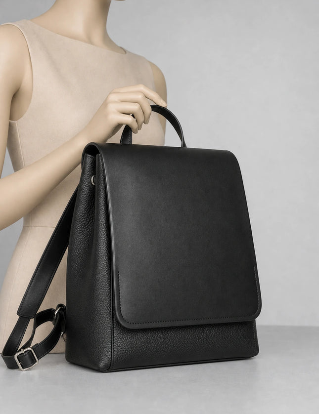 Sac à dos cuir femme élégant quotidien porté à la main en studio - Aurean Paris - source inputs