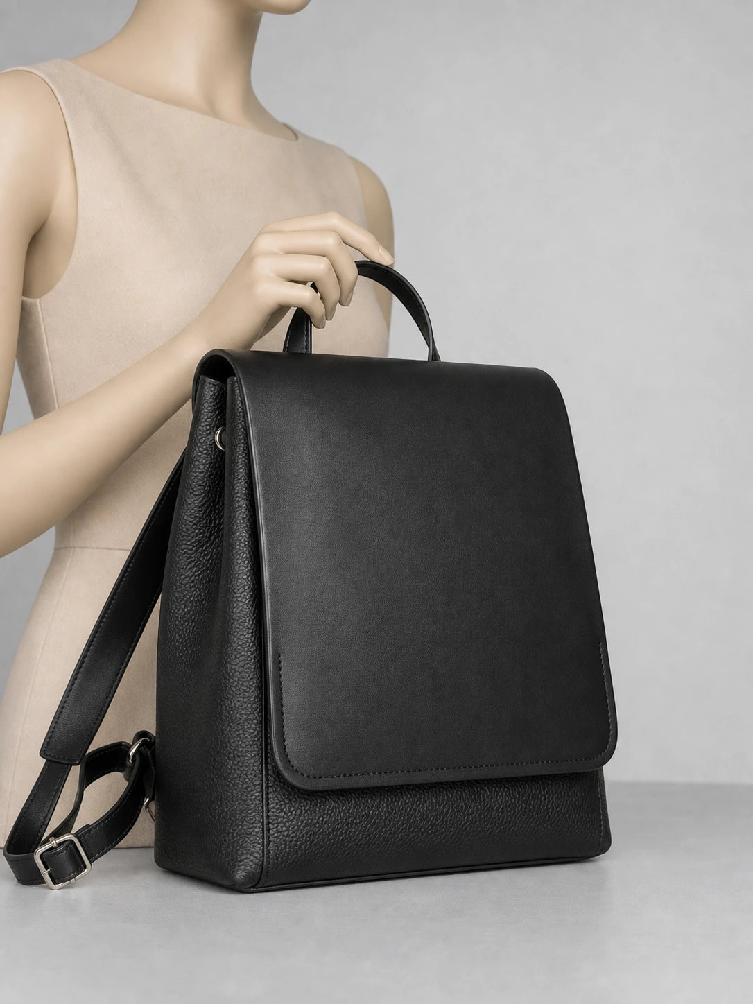 Sac à dos cuir femme élégant quotidien porté à la main en studio - Aurean Paris - source inputs