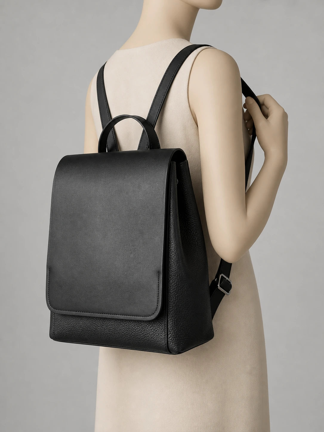 Sac à dos cuir femme élégant quotidien porté en studio - Aurean Paris - source inputs