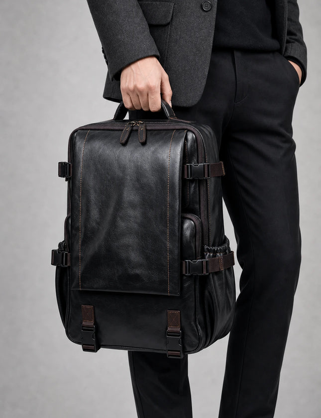 Sac à dos cuir grande capacité vintage homme porté à la main en studio - Aurean Paris - source inputs