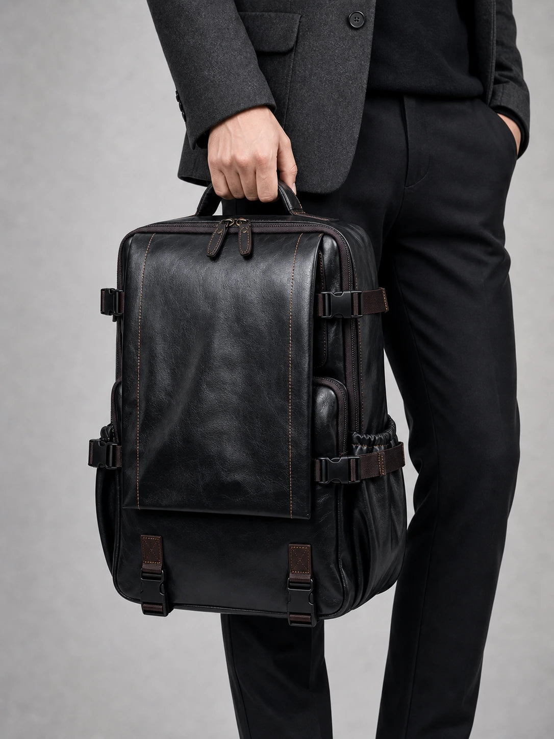 Sac à dos cuir grande capacité vintage homme porté à la main en studio - Aurean Paris - source inputs