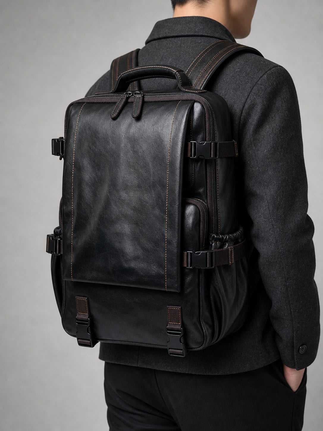 Sac à dos cuir grande capacité vintage homme porté en studio - Aurean Paris - source inputs