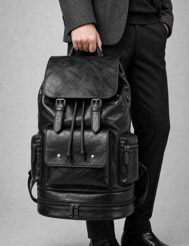 Sac à dos cuir grande capacité voyage homme porté à la main en studio - Aurean Paris - source inputs