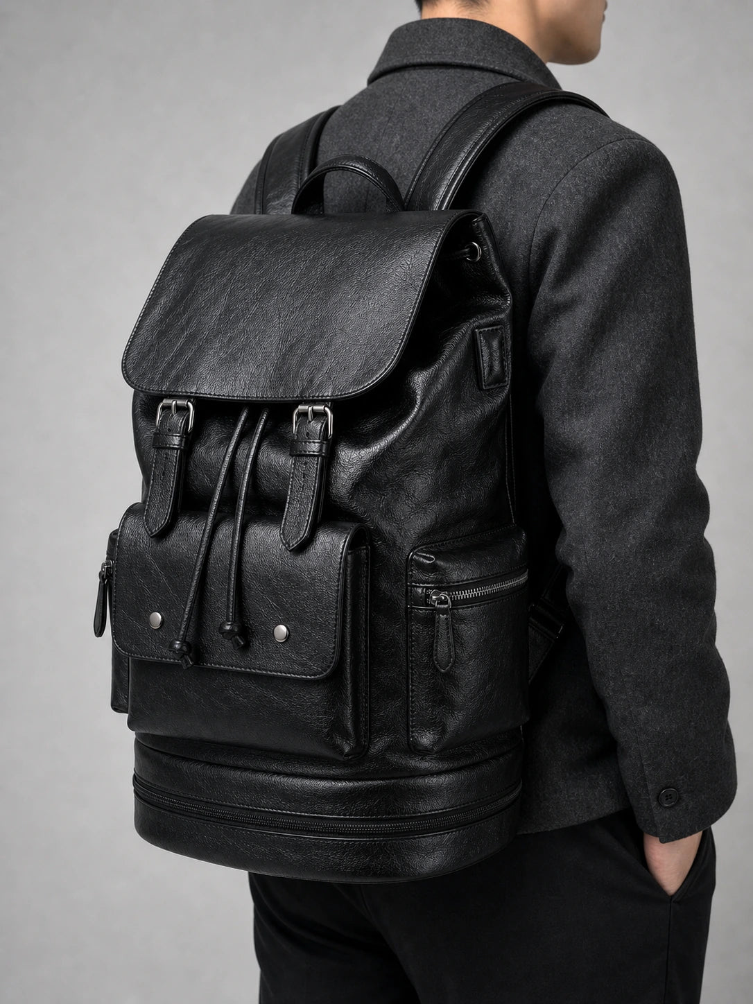 Sac à dos cuir grande capacité voyage homme porté en studio - Aurean Paris - source inputs