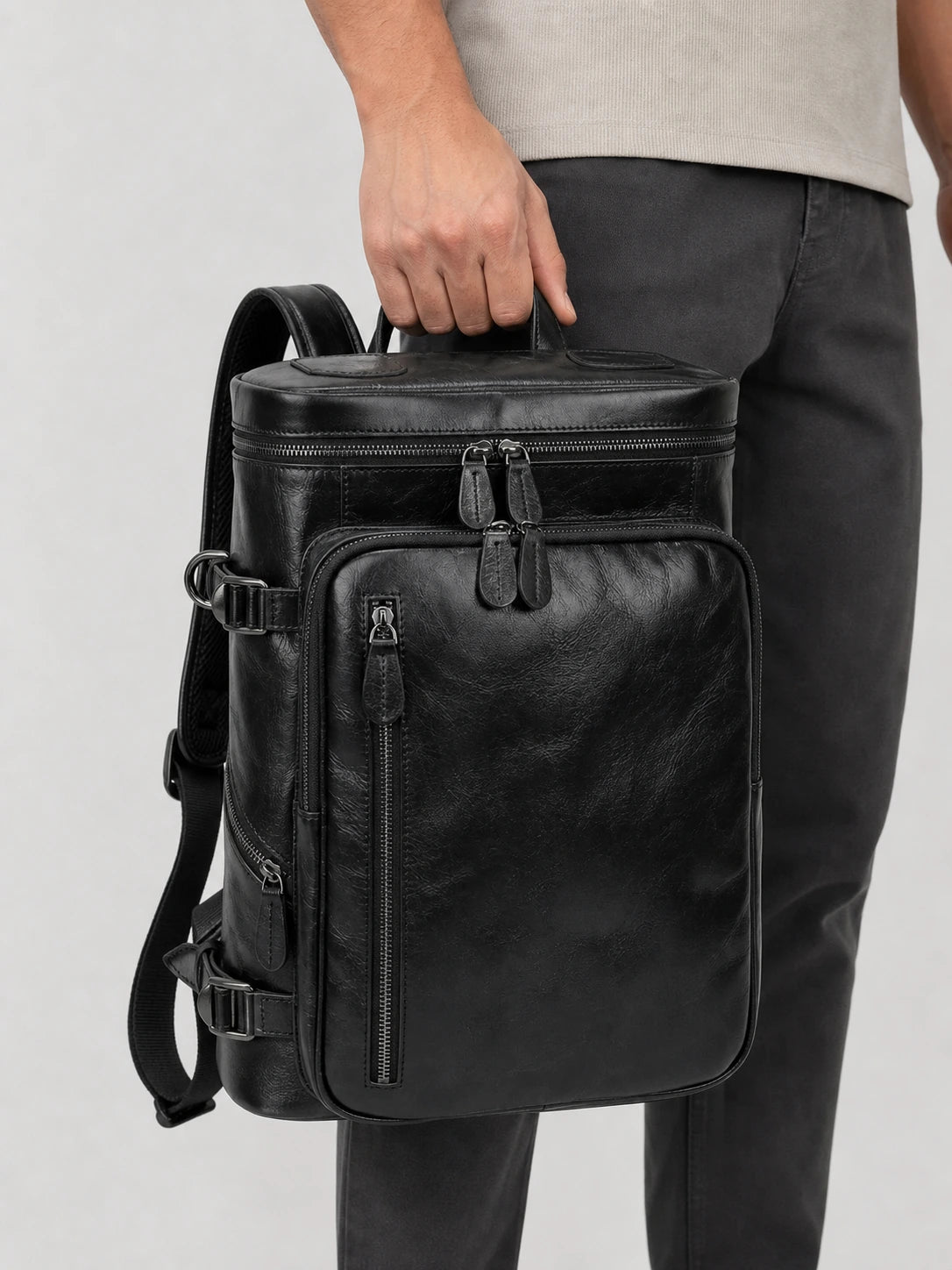 Sac à dos cuir homme business grande capacité porté à la main en studio - Aurean Paris - source inputs