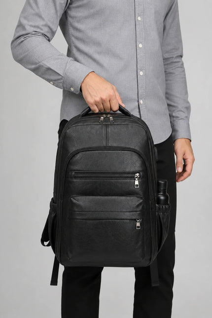 Sac à dos cuir homme grande capacité élégant porté à la main en studio - Aurean Paris - source inputs