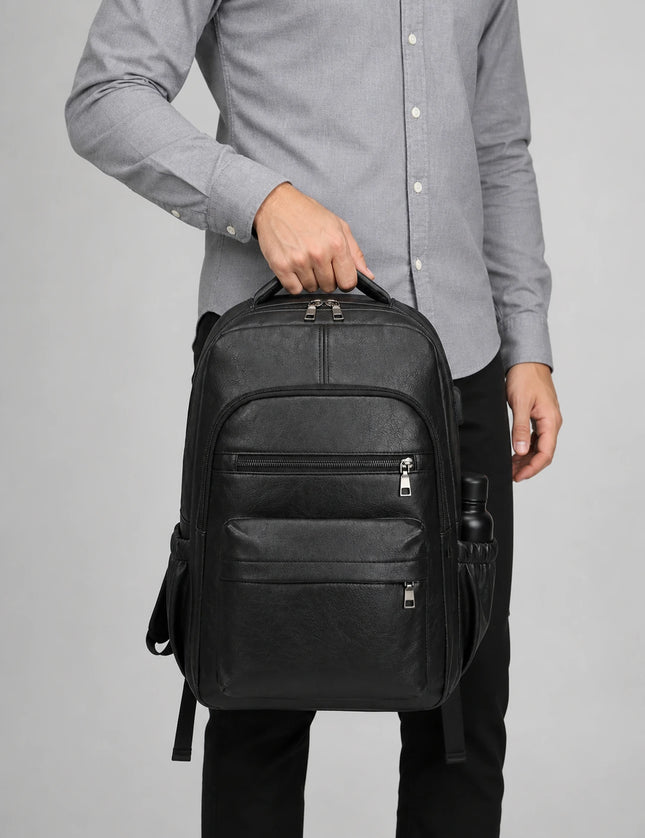 Sac à dos cuir homme grande capacité élégant porté à la main en studio - Aurean Paris - source inputs