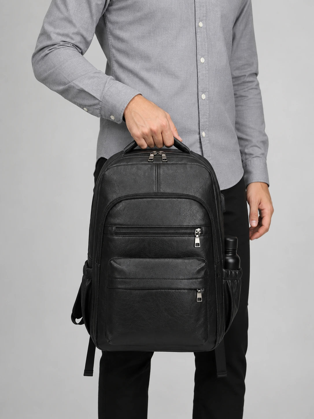 Sac à dos cuir homme grande capacité élégant porté à la main en studio - Aurean Paris - source inputs
