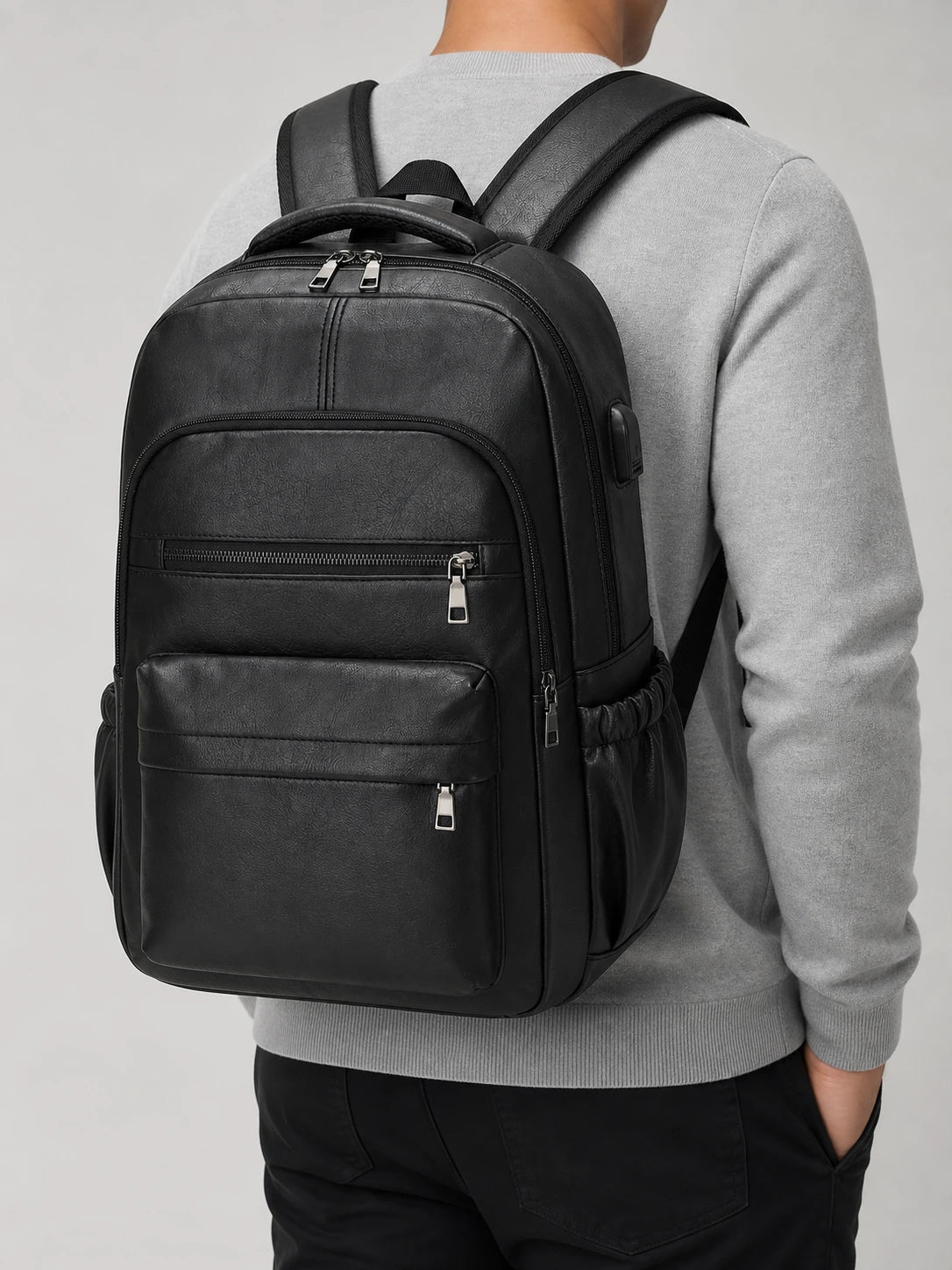 Sac à dos cuir homme grande capacité élégant porté en studio - Aurean Paris - source inputs