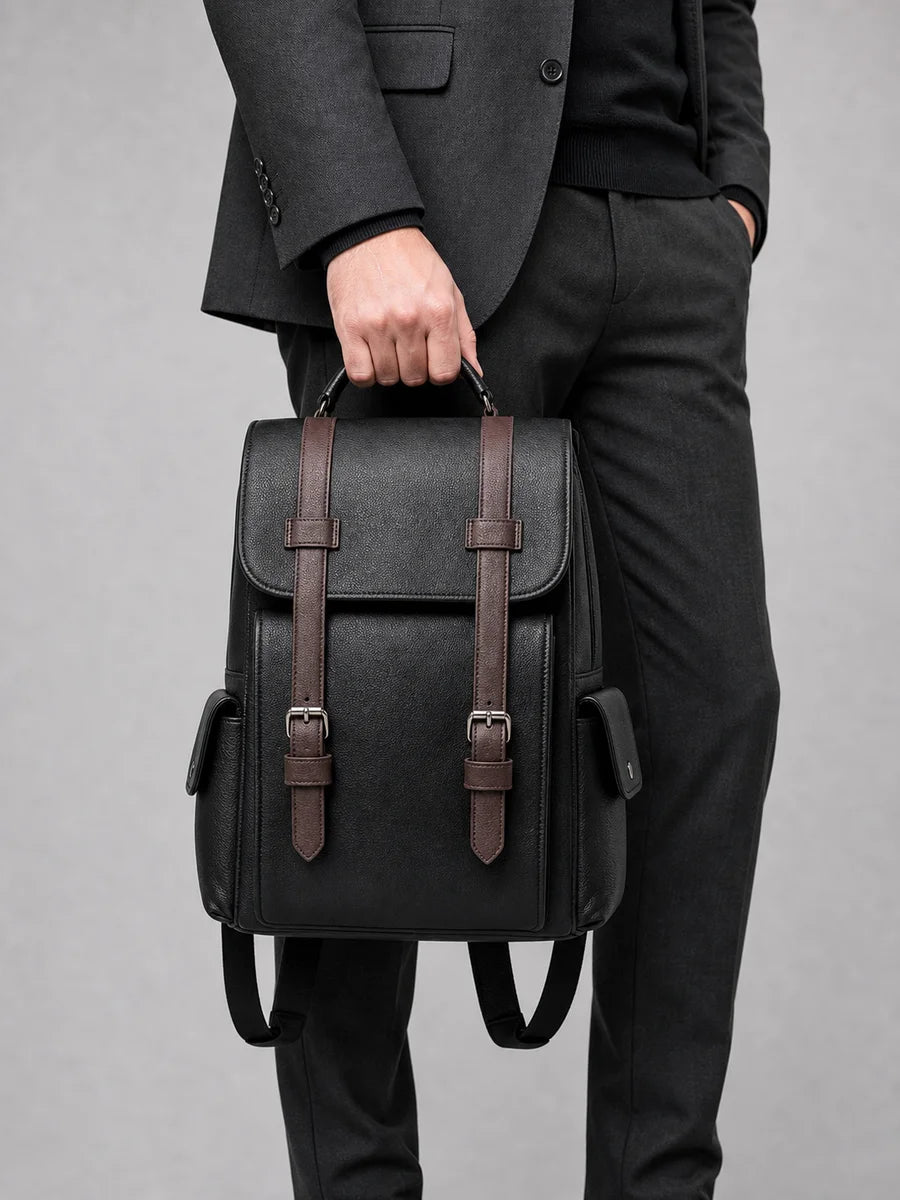 Sac à dos cuir ordinateur homme élégant business porté à la main en studio - Aurean Paris - Admin refs