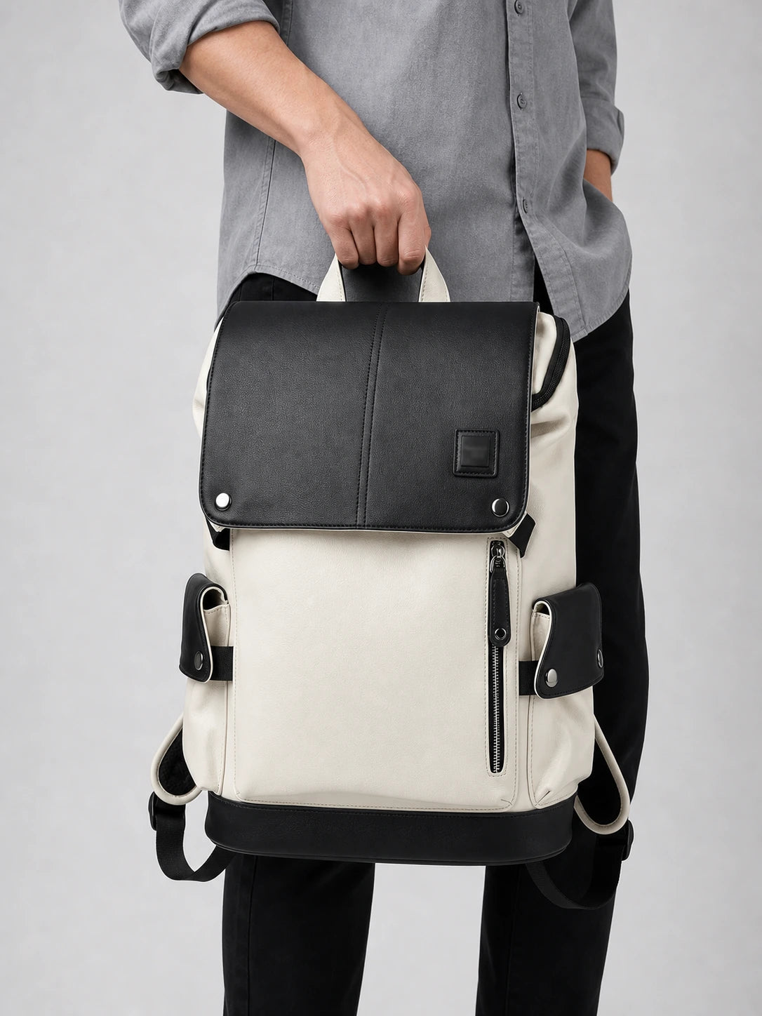 Sac à dos cuir ordinateur homme travail élégant porté à la main en studio - Aurean Paris - source inputs