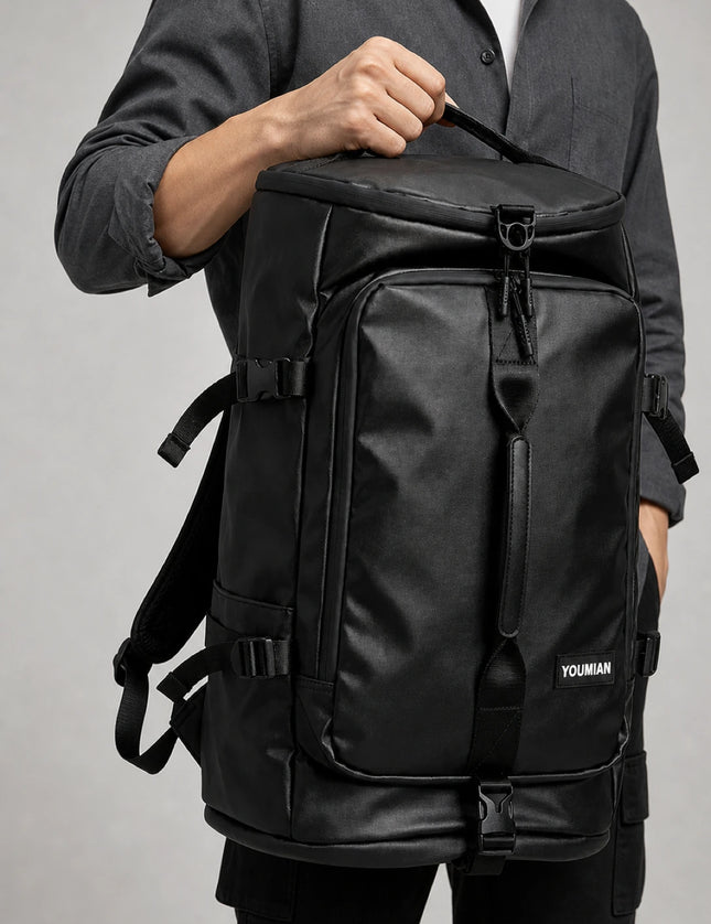 Sac à dos cuir pu 17 pouces business homme porté à la main en studio - Aurean Paris - source inputs
