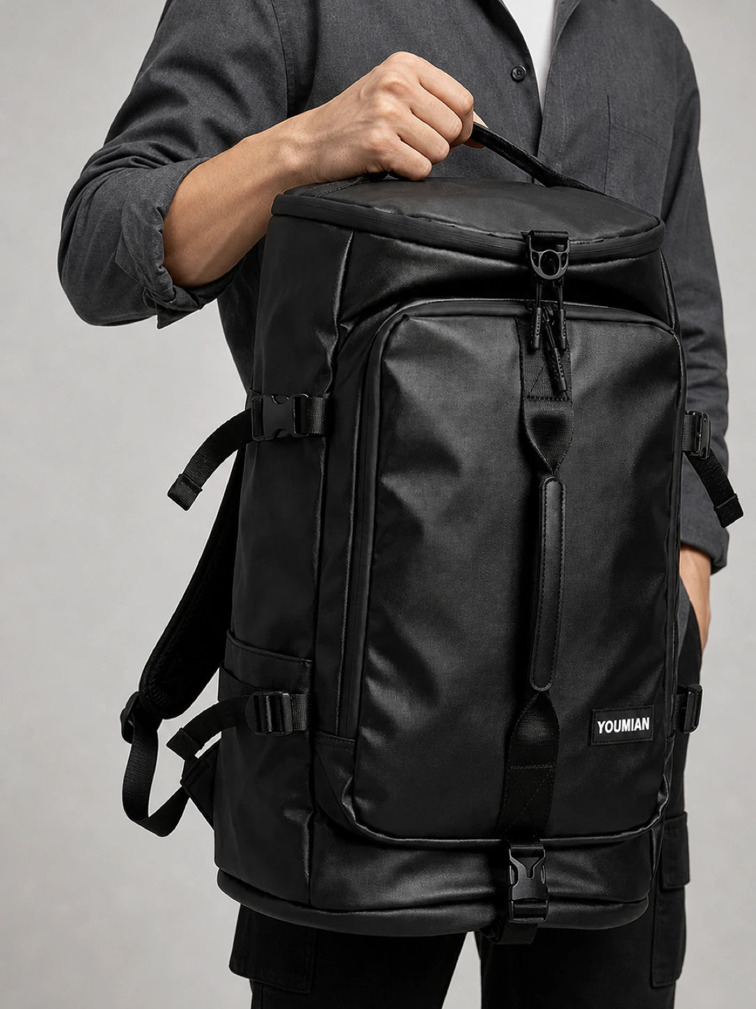 Sac à dos cuir pu 17 pouces business homme porté à la main en studio - Aurean Paris - source inputs