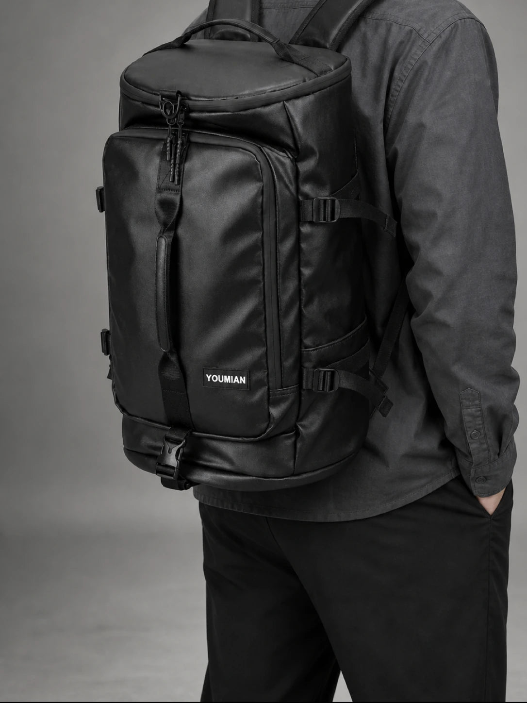 Sac à dos cuir pu 17 pouces business homme porté en studio - Aurean Paris - source inputs