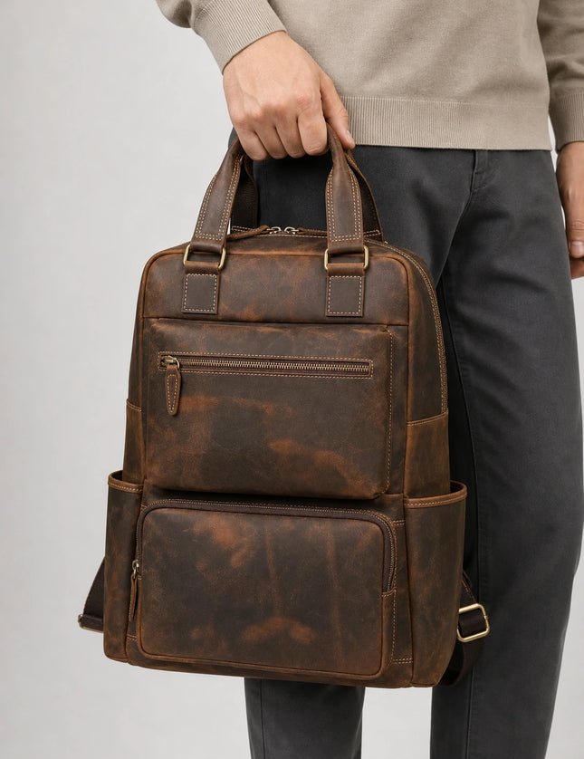 Sac à dos cuir vachette 16 pouces voyage homme porté à la main en studio - Aurean Paris - source inputs