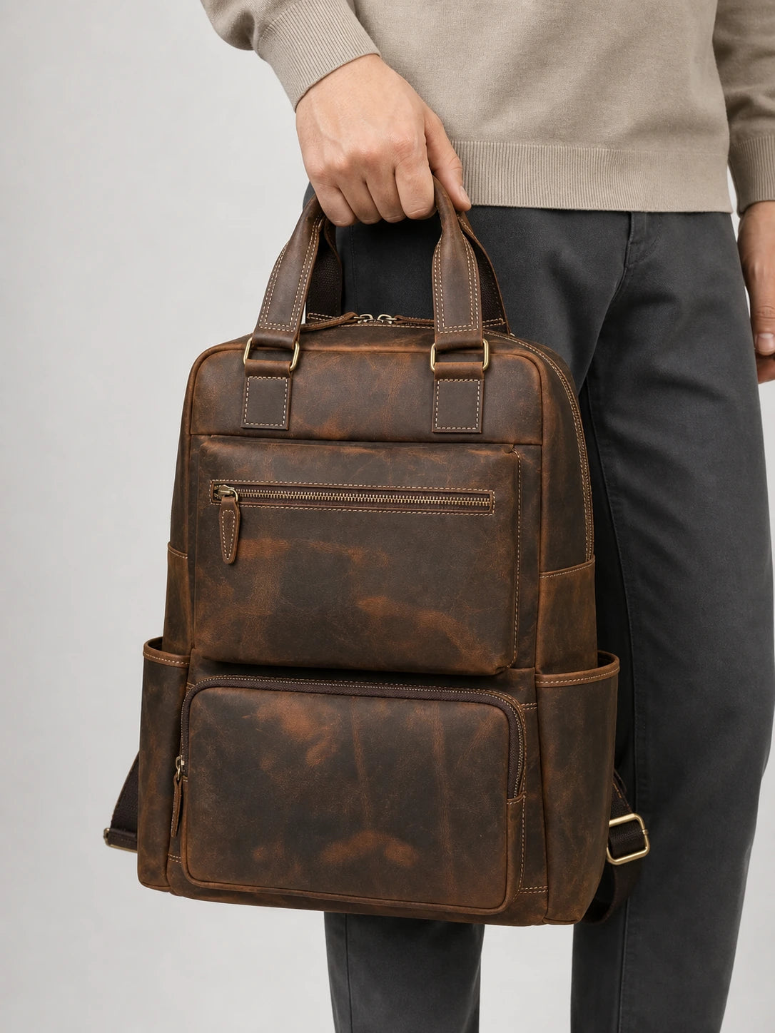 Sac à dos cuir vachette 16 pouces voyage homme porté à la main en studio - Aurean Paris - source inputs