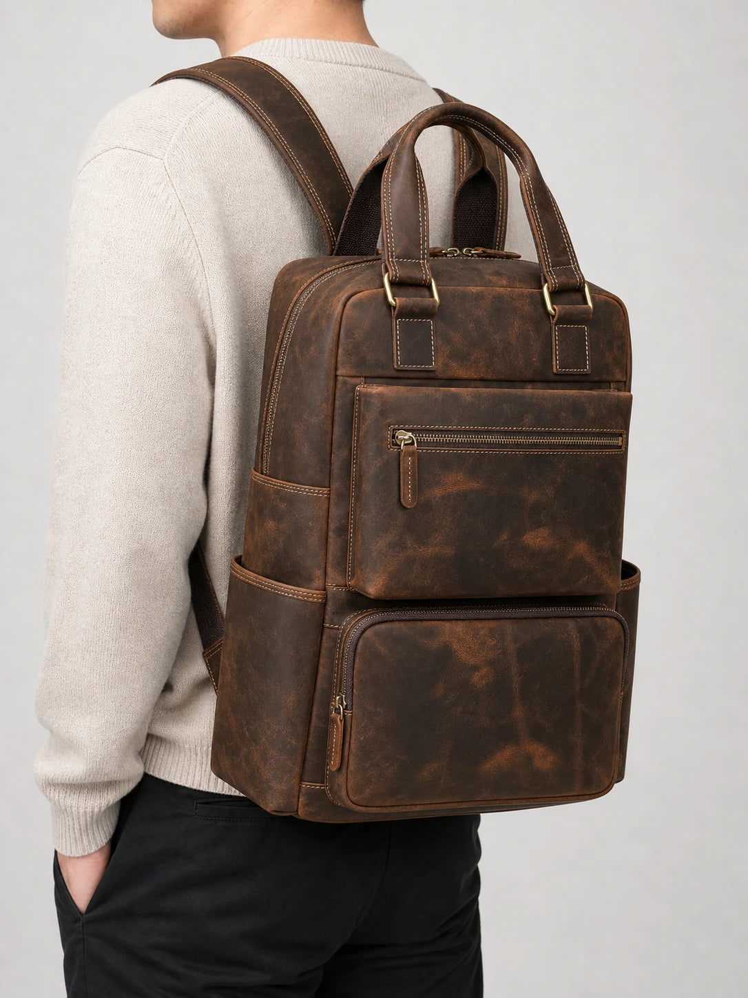 Sac à dos cuir vachette 16 pouces voyage homme porté en studio - Aurean Paris - source inputs
