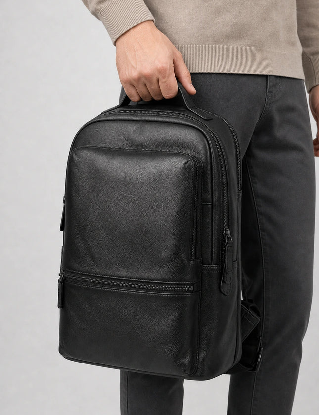 Sac à dos cuir vachette ordinateur homme élégant porté à la main en studio - Aurean Paris - source inputs