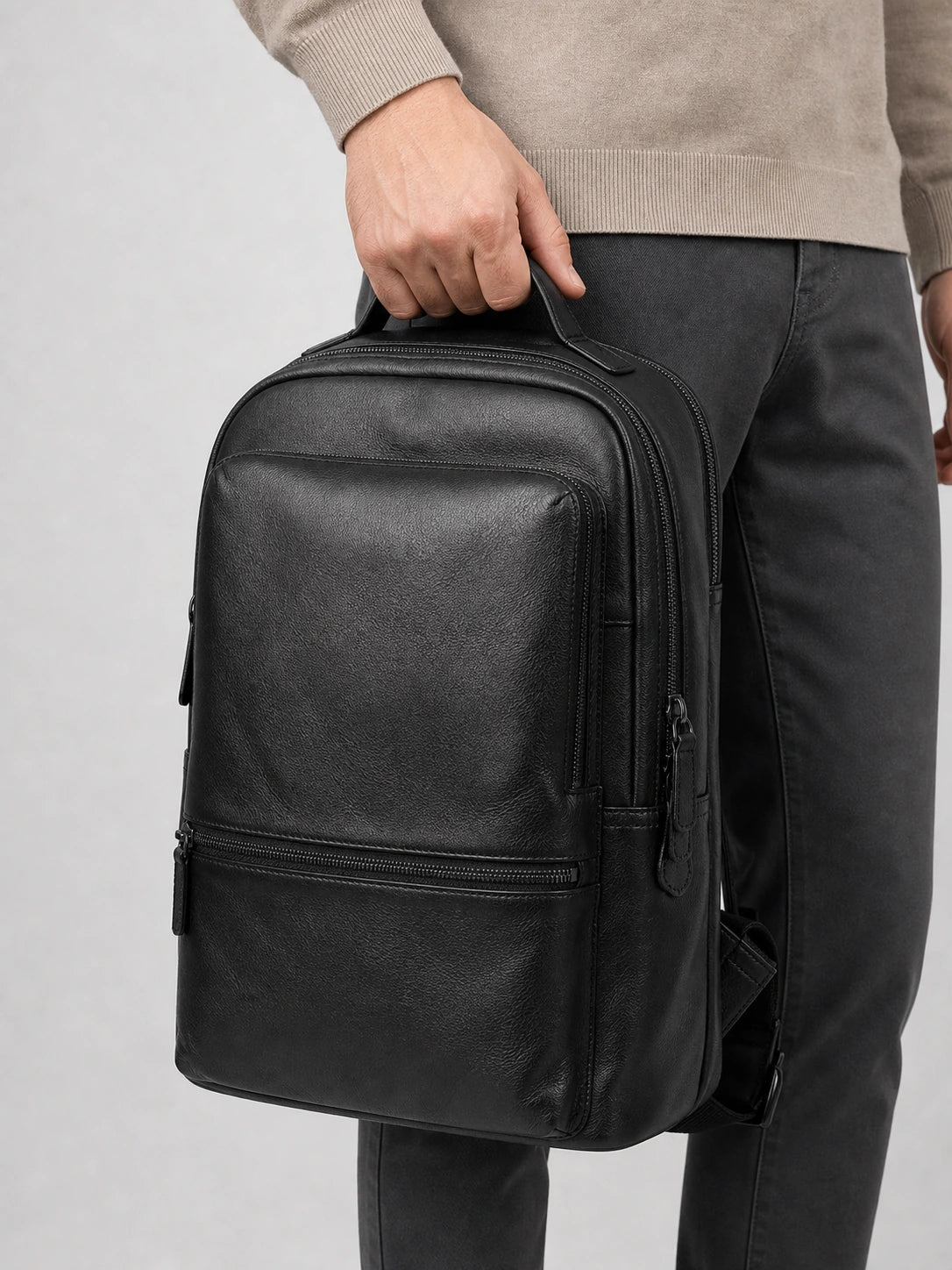 Sac à dos cuir vachette ordinateur homme élégant porté à la main en studio - Aurean Paris - source inputs