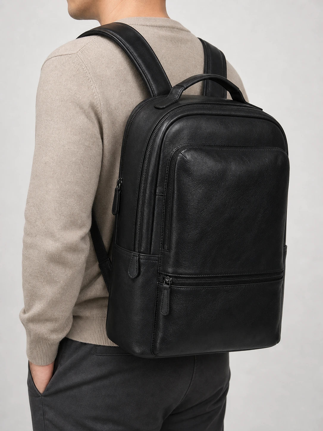 Sac à dos cuir vachette ordinateur homme élégant porté en studio - Aurean Paris - source inputs
