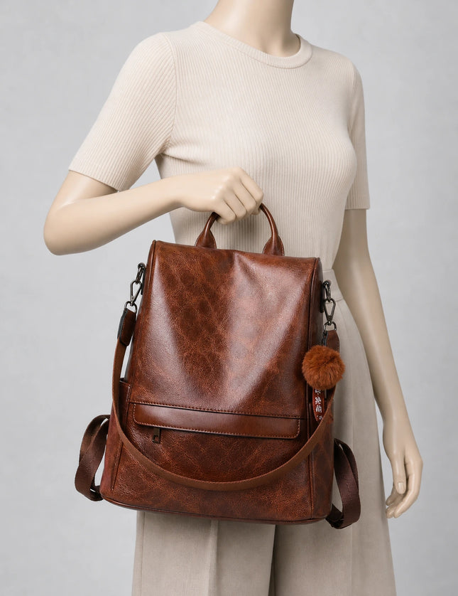 Sac à dos cuir vegan femme vintage élégant porté à la main en studio - Aurean Paris - source inputs