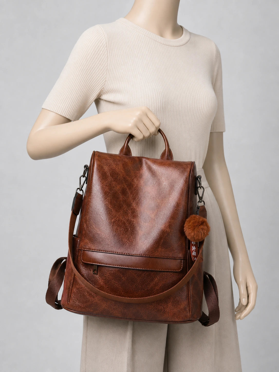 Sac à dos cuir vegan femme vintage élégant porté à la main en studio - Aurean Paris - source inputs