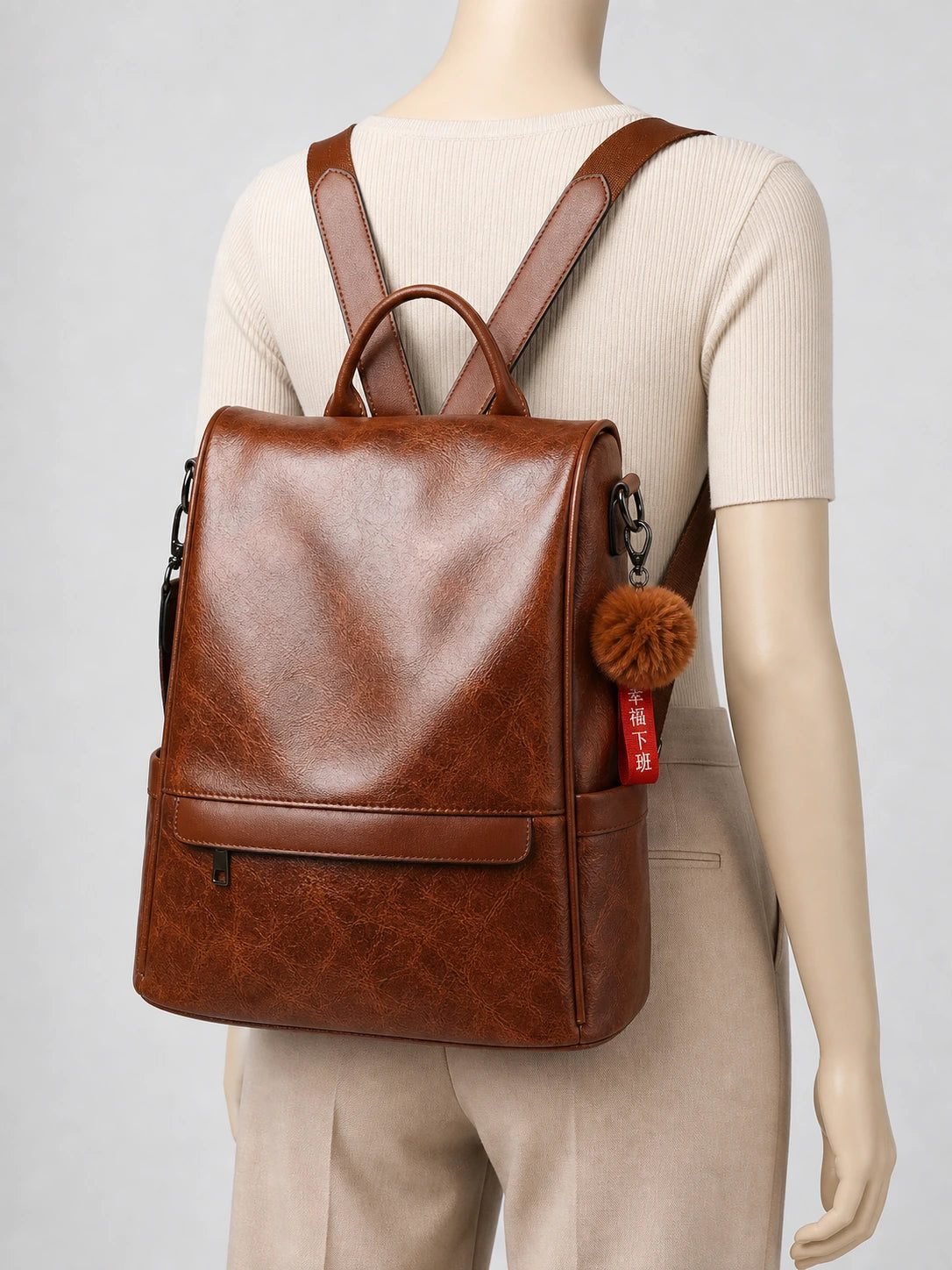Sac à dos cuir vegan femme vintage élégant porté en studio - Aurean Paris - source inputs