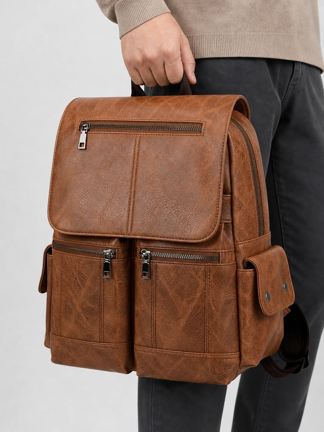 Sac à dos cuir végan ordinateur 16 pouces porté à la main en studio - Aurean Paris - source inputs