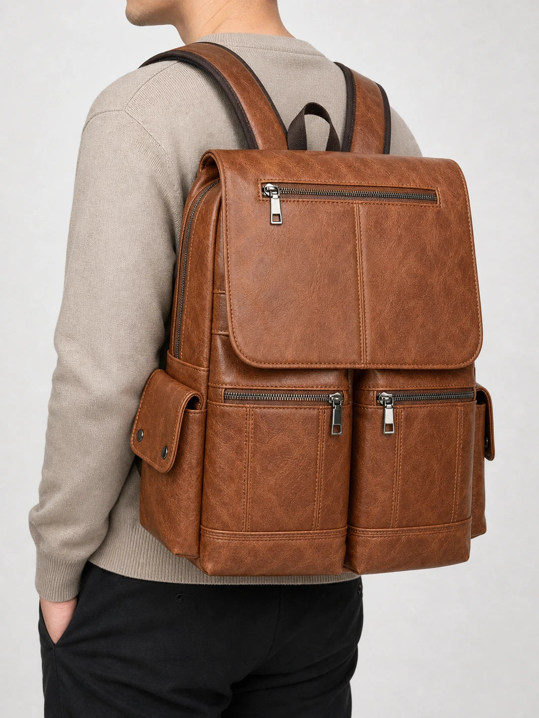 Sac à dos cuir végan ordinateur 16 pouces porté en studio - Aurean Paris - source inputs