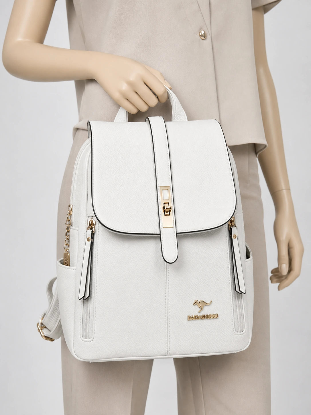 Sac à dos cuir vegan ville femme élégant porté à la main en studio - Aurean Paris - source inputs