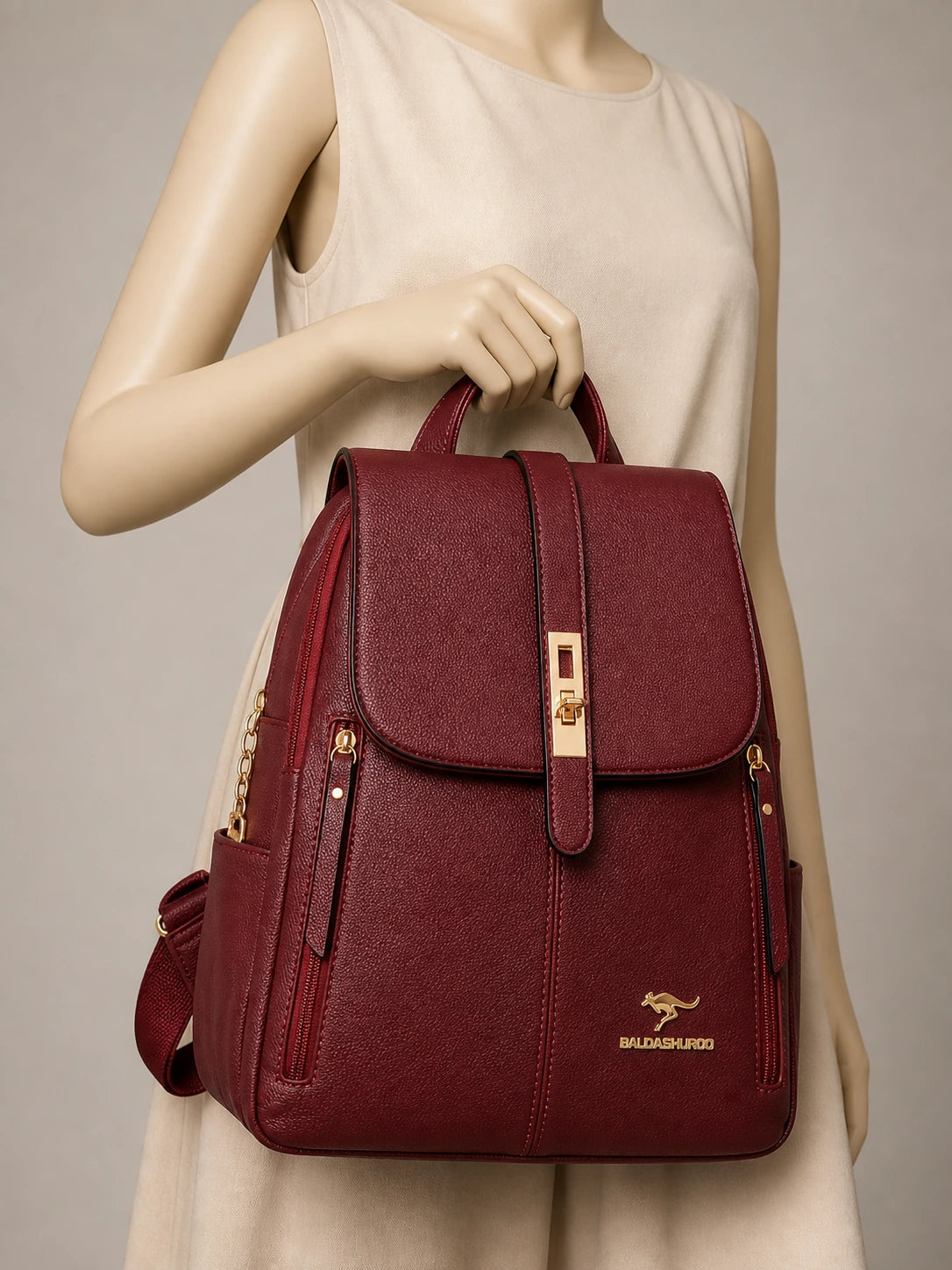 Sac à dos cuir vegan ville vintage femme porté à la main en studio - Aurean Paris - source inputs