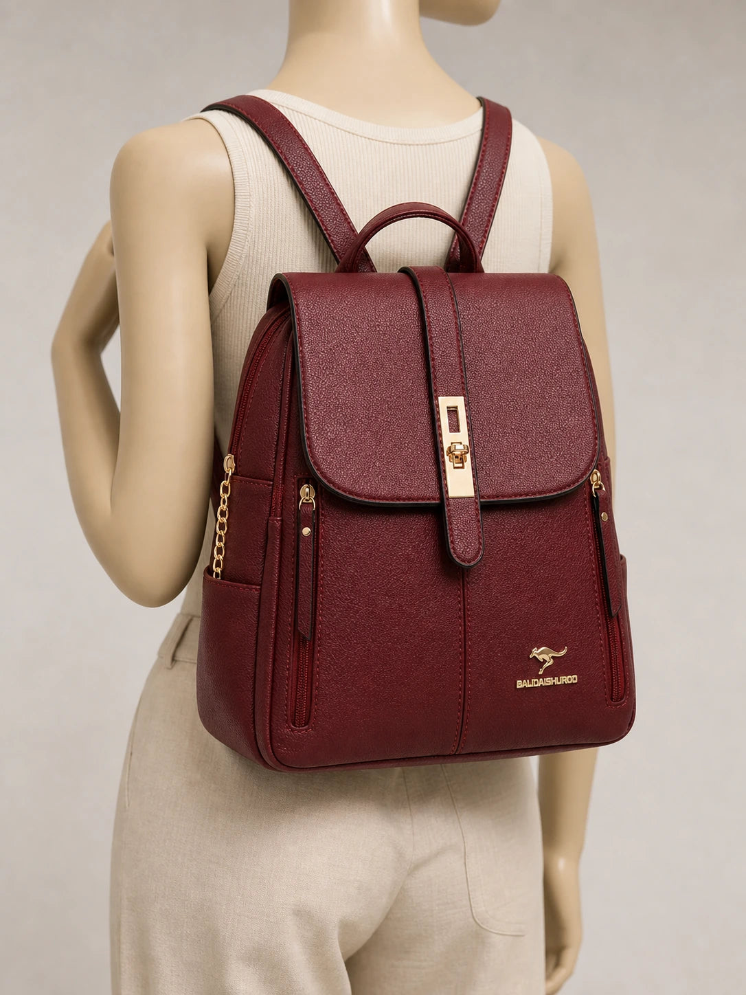 Sac à dos cuir vegan ville vintage femme porté en studio - Aurean Paris - source inputs