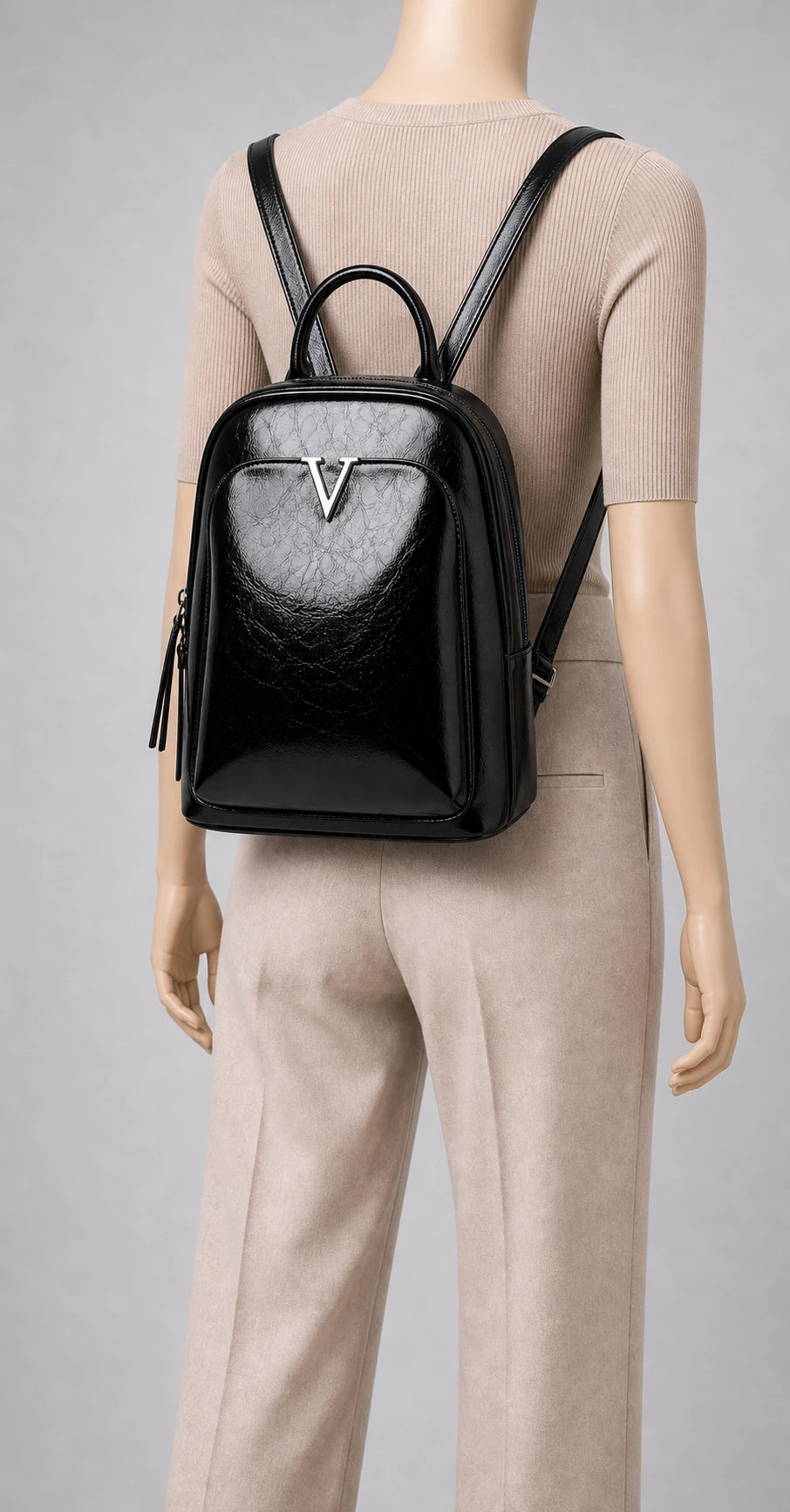Sac à dos cuir verni femme élégant et imperméable porté en studio - Aurean Paris - source inputs