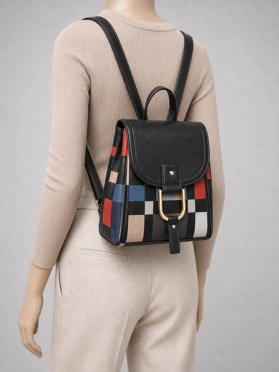 Sac à dos ville compact cuir vegan femme porté en studio - Aurean Paris - Admin refs