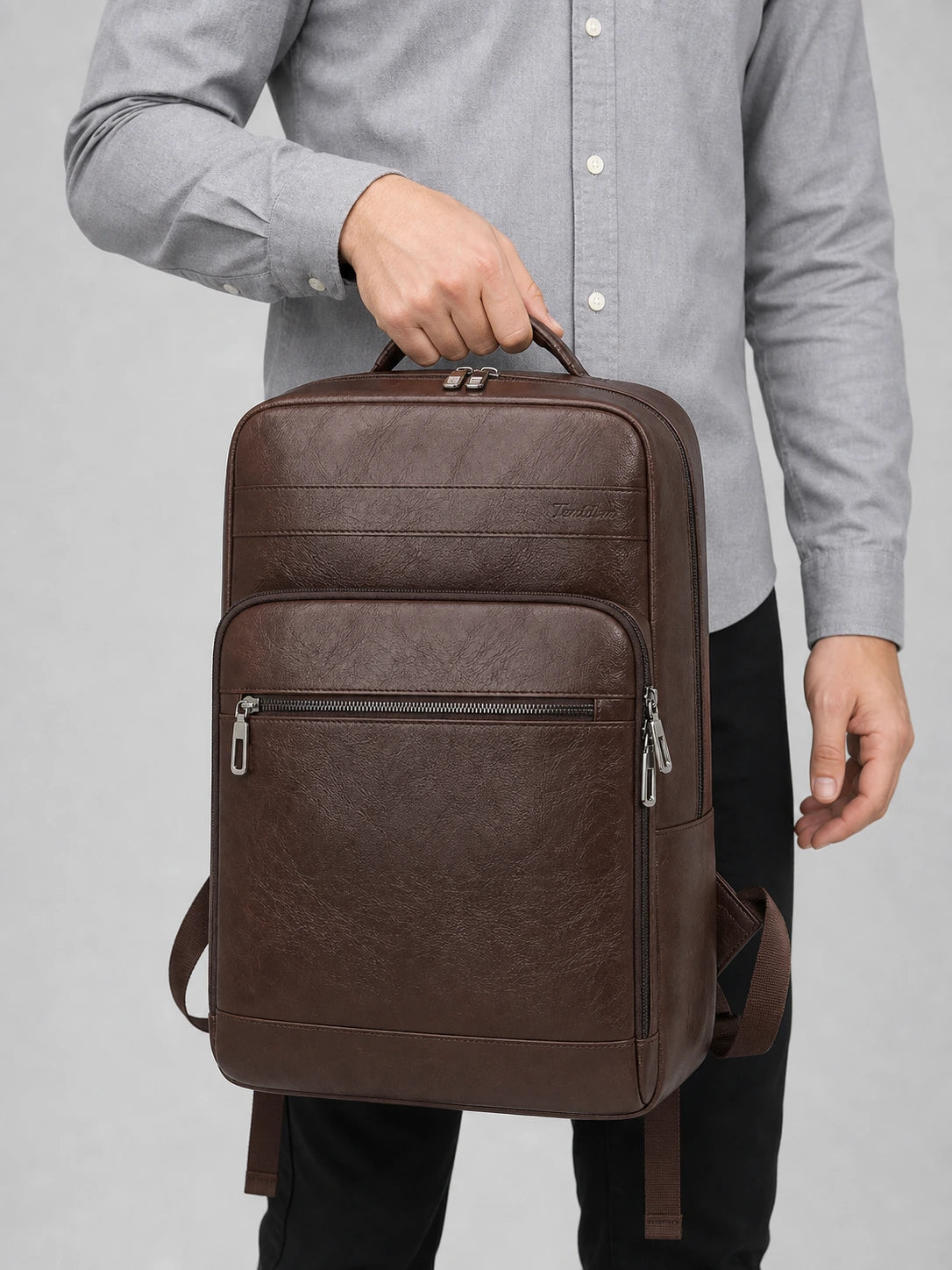 Sac cuir grande capacité ordinateur business élégant homme porté à la main en studio - Aurean Paris - source inputs
